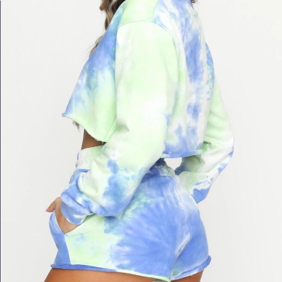 Women’s long sleeved crop top high waisted short - Picture 4 of 8